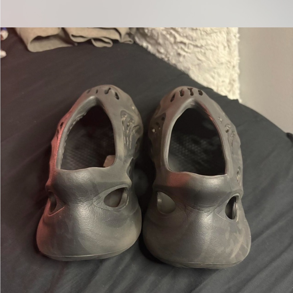 Adidas YZY Foam RNR Box - Picture 3 of 6